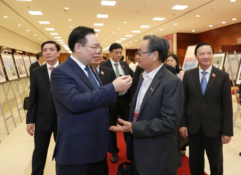 Chủ tịch Quốc hội Vương Đình Huệ trao đổi với TS Trần Du Lịch bên lề diễn đàn