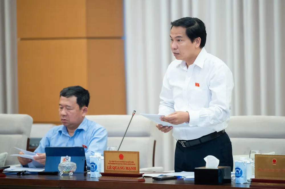 Chủ nhiệm Ủy ban Tài chính - Ngân sách Lê Quang Mạnh phát biểu tại phiên họp