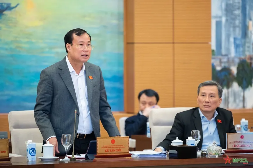 Chủ nhiệm Ủy ban Quốc phòng và An ninh của Quốc hội Lê Tấn Tới báo cáo giải trình, tiếp thu, chỉnh lý dự thảo Luật Quản lý, bảo vệ công trình quốc phòng và khu quân sự