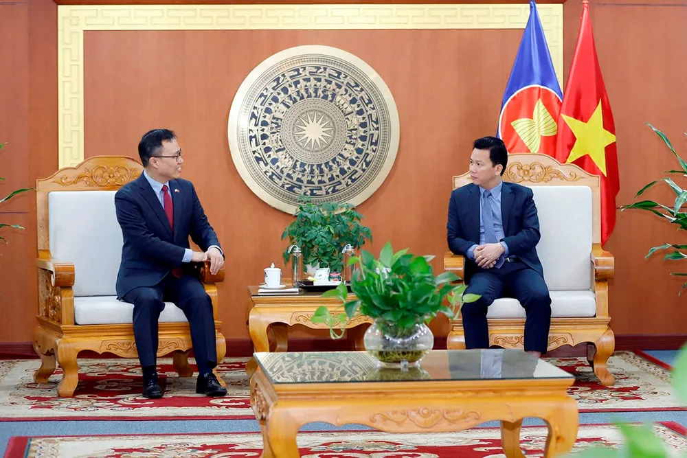 Ông Choi Youngsam, Đại sứ Đặc mệnh toàn quyền Hàn Quốc tại Việt Nam (trái) và Bộ trưởng Bộ TN-MT Đặng Quốc Khánh dang-quoc-khanh-6-3-3430.jpeg