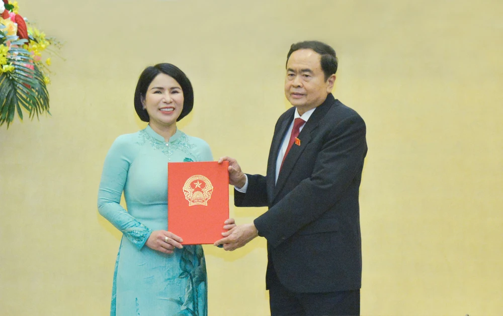Phó Chủ tịch Thường trực Quốc hội Trần Thanh Mẫn trao Nghị quyết và tặng hoa chúc mừng tân Phó Trưởng ban Dân nguyện Trần Thị Nhị Hà NHỊ HÀ.jpeg