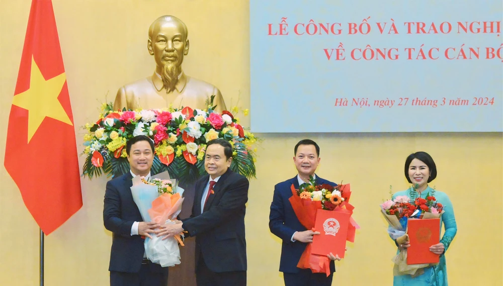 Phó Chủ tịch Thường trực Quốc hội Trần Thanh Mẫn tặng hoa chúc mừng 3 đồng chí vừa được phê chuẩn, bổ nhiệm TẶNG HOA cả 3.jpeg