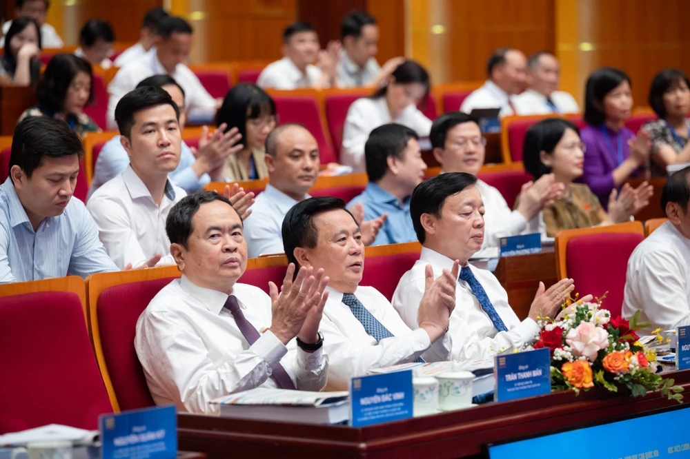 Phó Chủ tịch Thường trực Quốc hội Trần Thanh Mẫn; Giám đốc Học viện Chính trị Quốc gia Hồ Chí Minh Nguyễn Xuân Thắng; Phó Thủ tướng Chính phủ Trần Hồng Hà và các đại biểu dự hội nghị. Ảnh: Media Quốc hội LĐ QH CP.jpeg