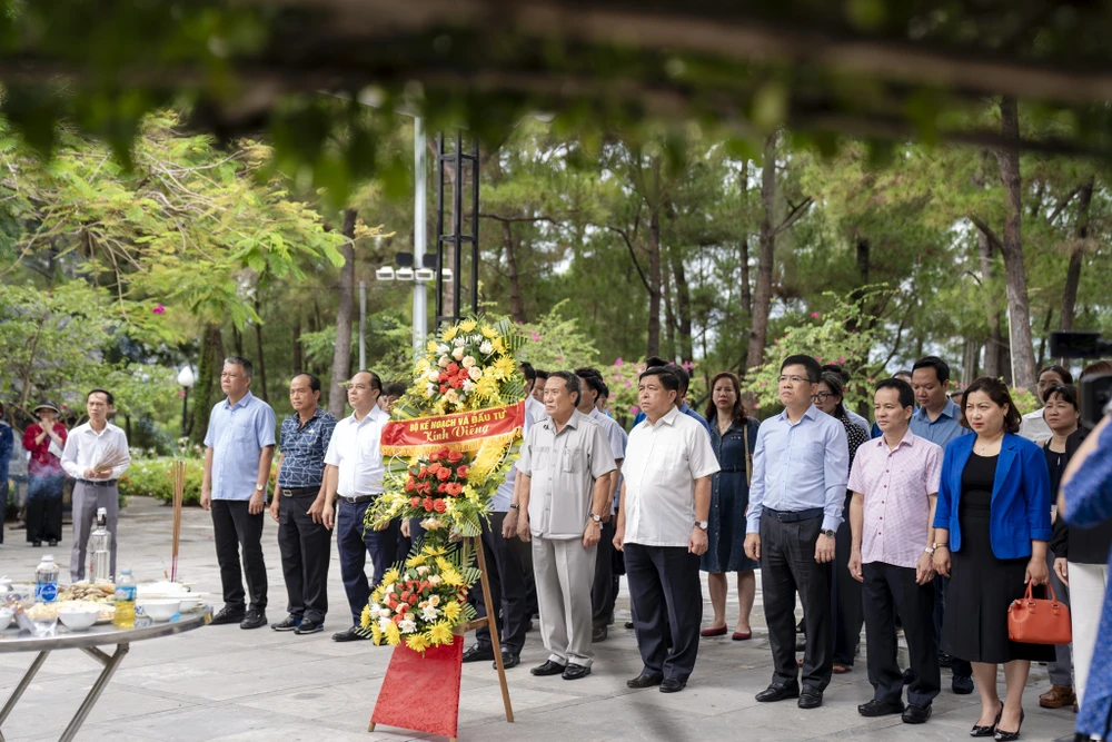 Bộ trưởng Bộ KH-ĐT Nguyễn Chí Dũng, Phó Chủ tịch UBND tỉnh Quảng Trị Hà Sĩ Đồng cùng đoàn công tác viếng Nghĩa trang liệt sĩ quốc gia Trường Sơn 