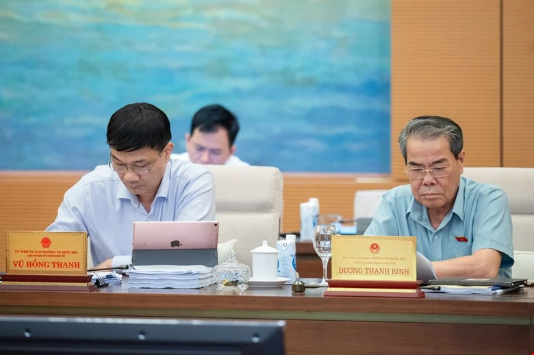 Các thành viên UBTVQH dự họp QC KT.jpg