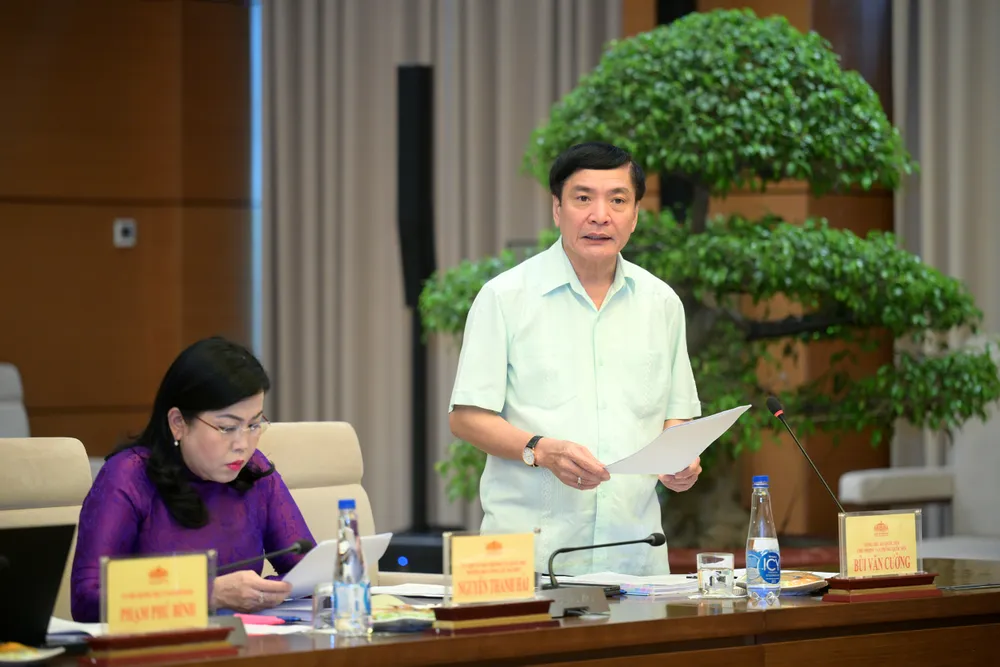 Tổng Thư ký Quốc hội, Chủ nhiệm Văn phòng Quốc hội Bùi Văn Cường trình bày báo cáo cường báo cáo.jpg