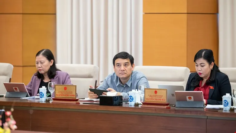 Các ủy viên UBTVQH dự họp TVQH dự 7.jpg