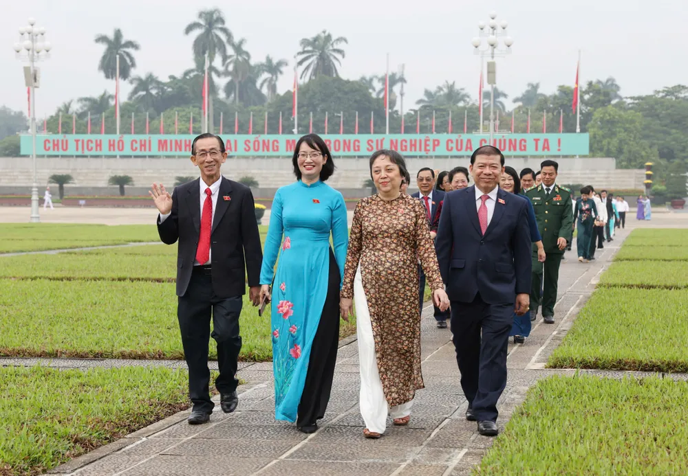 ĐBQH TPHCM viếng láng .jpeg