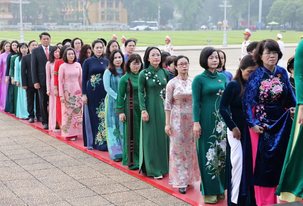 ĐBQH viếng lăng.jpeg