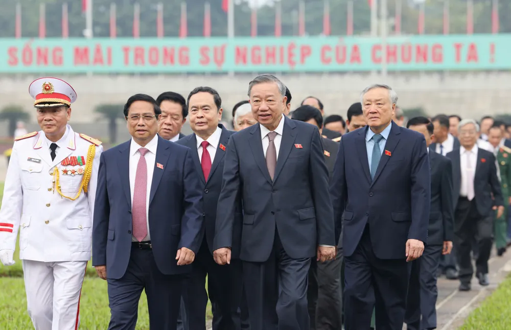 Viếng lăng 1.jpeg