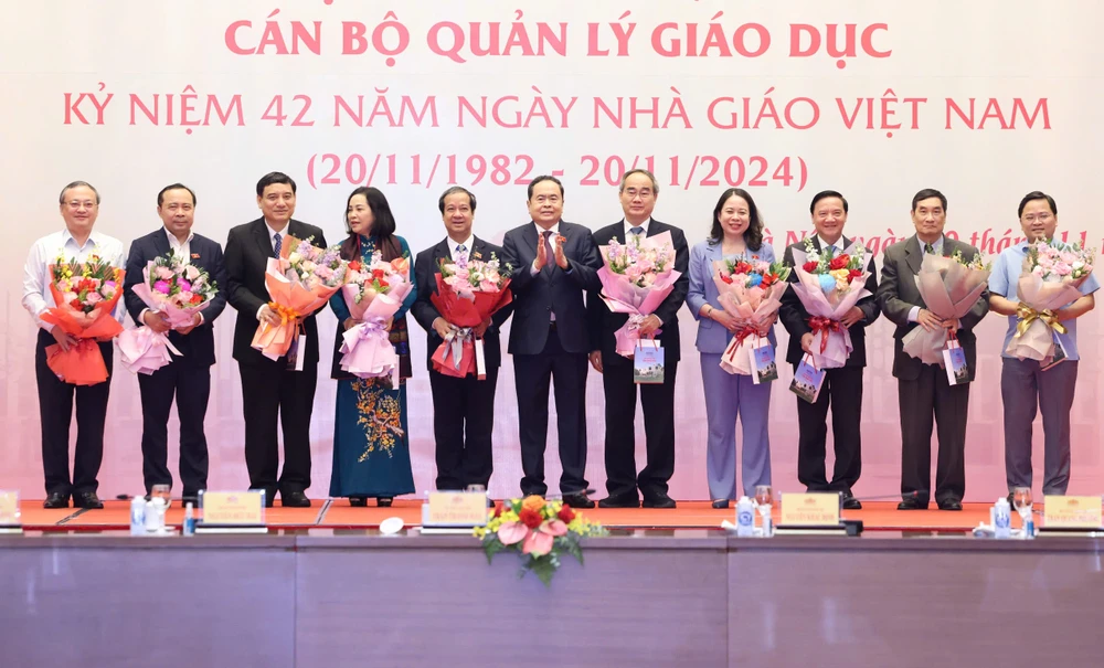 Chủ tịch Quốc hội Trần Thanh Mẫn tặng hoa, chúc mừng các đại biểu Quốc hội là nhà giáo, nguyên là nhà giáo, cán bộ quản lý giáo dục nhân kỷ niệm 42 năm Ngày Nhà giáo Việt Nam, chiều tối 20-11. Ảnh: QUANG PHÚC