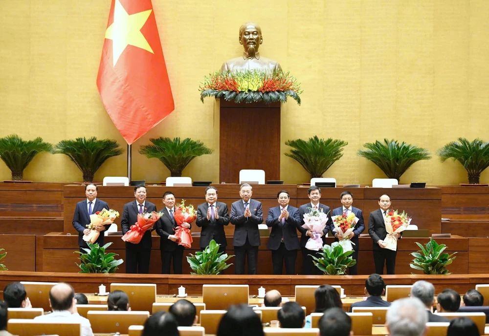 Tổng Bí thư Tô Lâm, Thủ tướng Phạm Minh Chính và Chủ tịch Quốc hội Trần Thanh Mẫn tặng hoa, chúc mừng các đồng chí nhận nhiệm vụ mới, chiều 28-11. Ảnh: QUANG PHÚC