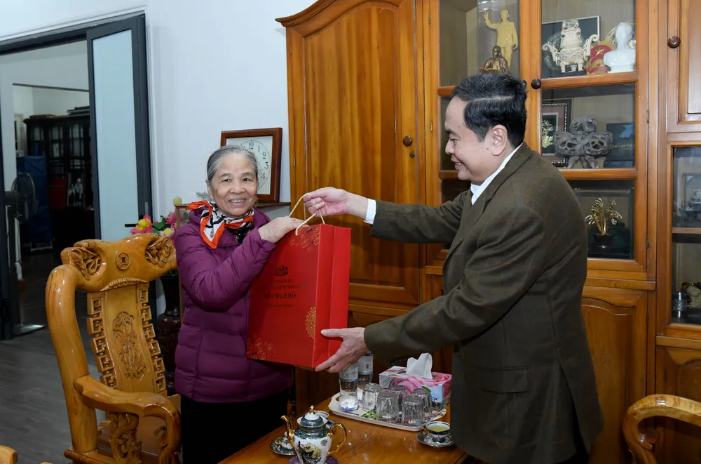 Chủ tịch Quốc hội Trần Thanh Mẫn thăm, tặng quà tết phu nhân cố Tổng Bí thư Nguyễn Phú Trọng BÀ MẬN .jpg