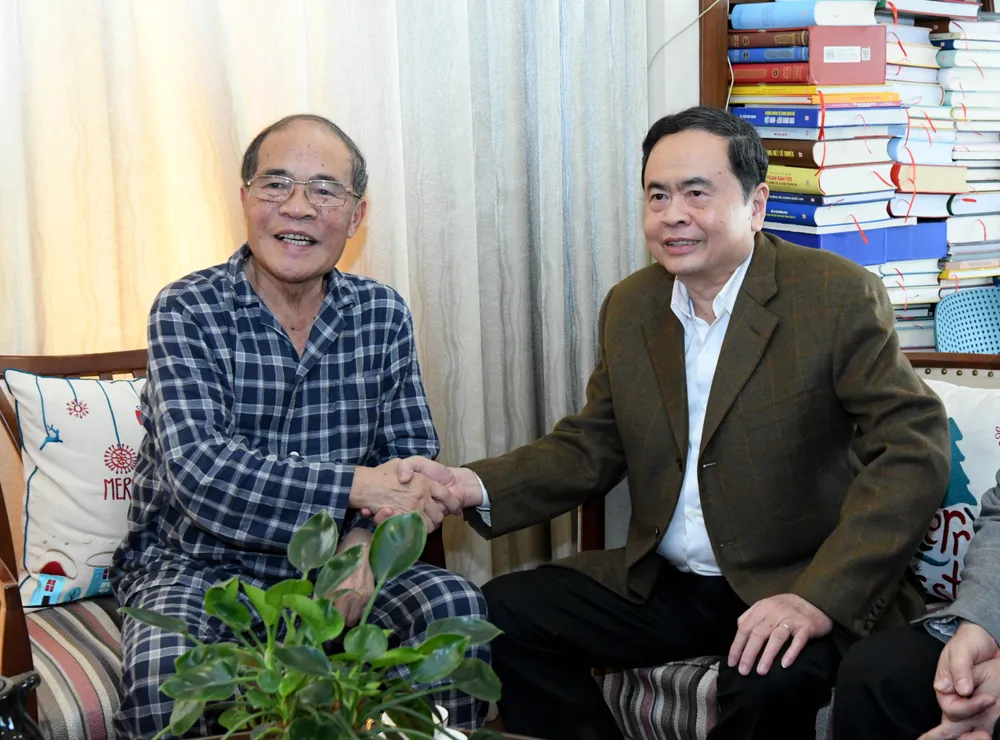 Chủ tịch Quốc hội Trần Thanh Mẫn thăm, chúc sức khỏe nguyên Chủ tịch Quốc hội Nguyễn Sinh Hùng HÙNG.jpg