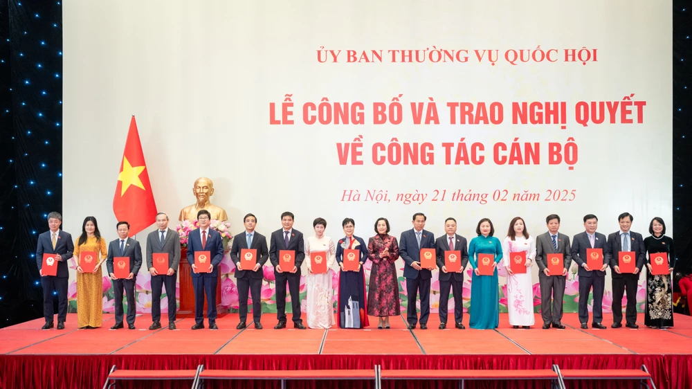 Phó Chủ tịch Quốc hội Nguyễn Thị Thanh trao Nghị quyết của Ủy ban Thường vụ Quốc hội về công tác cán bộ