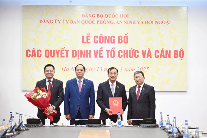 Phó Chủ tịch Quốc hội, Thượng tướng Trần Quang Phương trao quyết định cho Ban Chấp hành, Ban Thường vụ Đảng bộ Ủy ban Quốc phòng, An ninh và Đối ngoại nhiệm kỳ 2020-2025