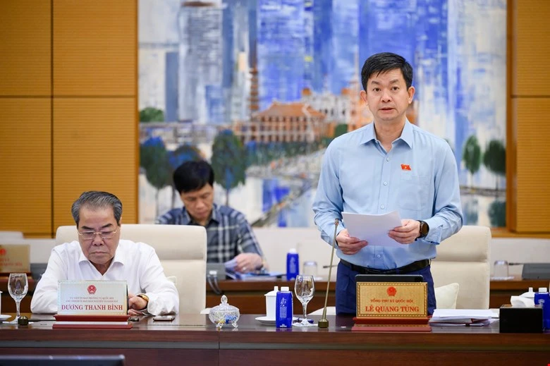Tổng Thư ký Quốc hội Lê Quang Tùng báo cáo tại phiên họp TÙNG.jpg