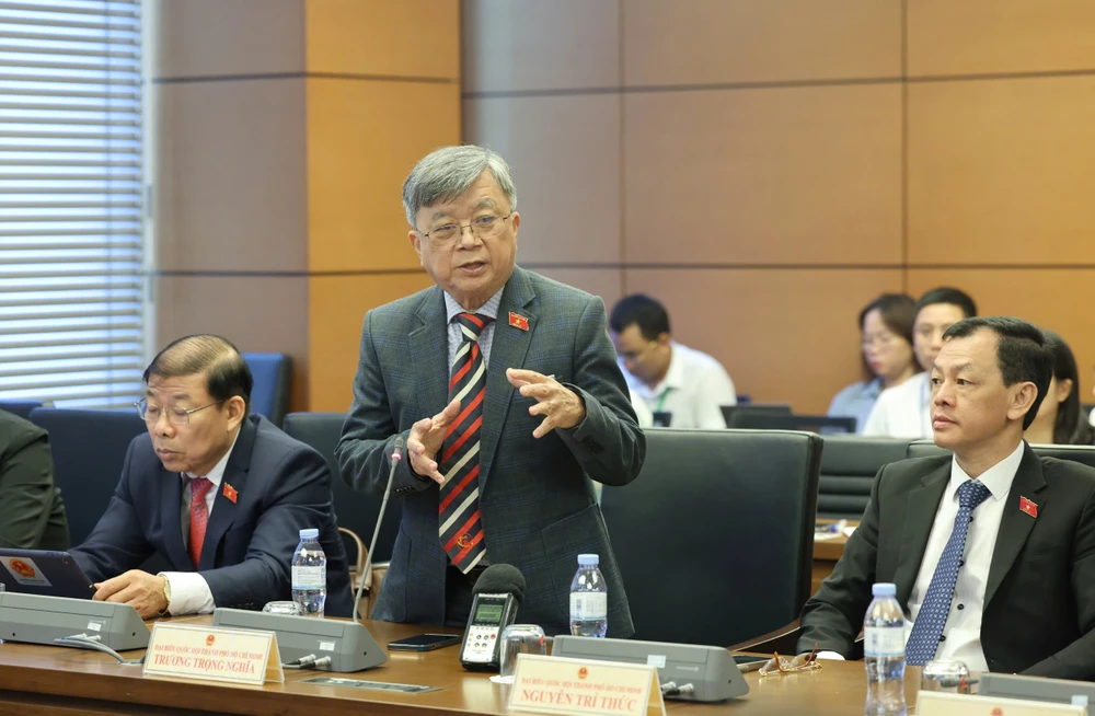 ĐB Trương Trọng Nghĩa phát biểu tại phiên họp tổ ĐB TPHCM. Ảnh: QUANG PHÚC NGHĨA .jpeg