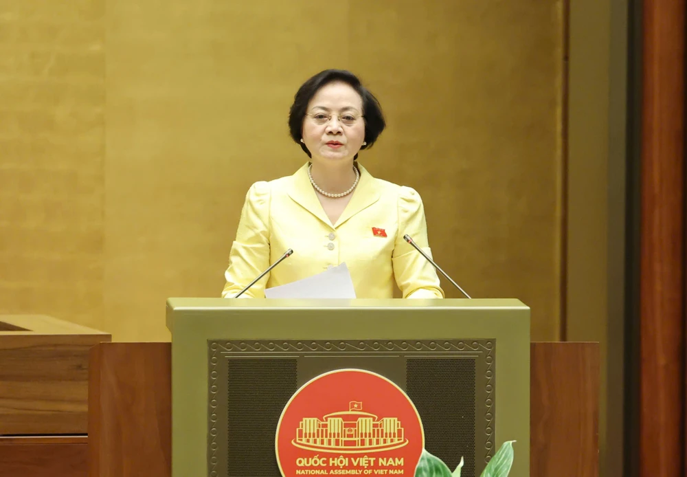 Bộ trưởng Bộ Nội vụ Phạm Thị Thanh Trà trình bày tờ trình dự án Luật Tổ chức chính quyền địa phương (sửa đổi), sáng 7-5. Ảnh: QUANG PHÚC THANH TRÀ .jpeg