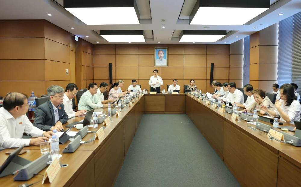 Quang cảnh phiên họp tổ ĐB TPHCM. Ảnh: QUANG PHÚC QC.jpg