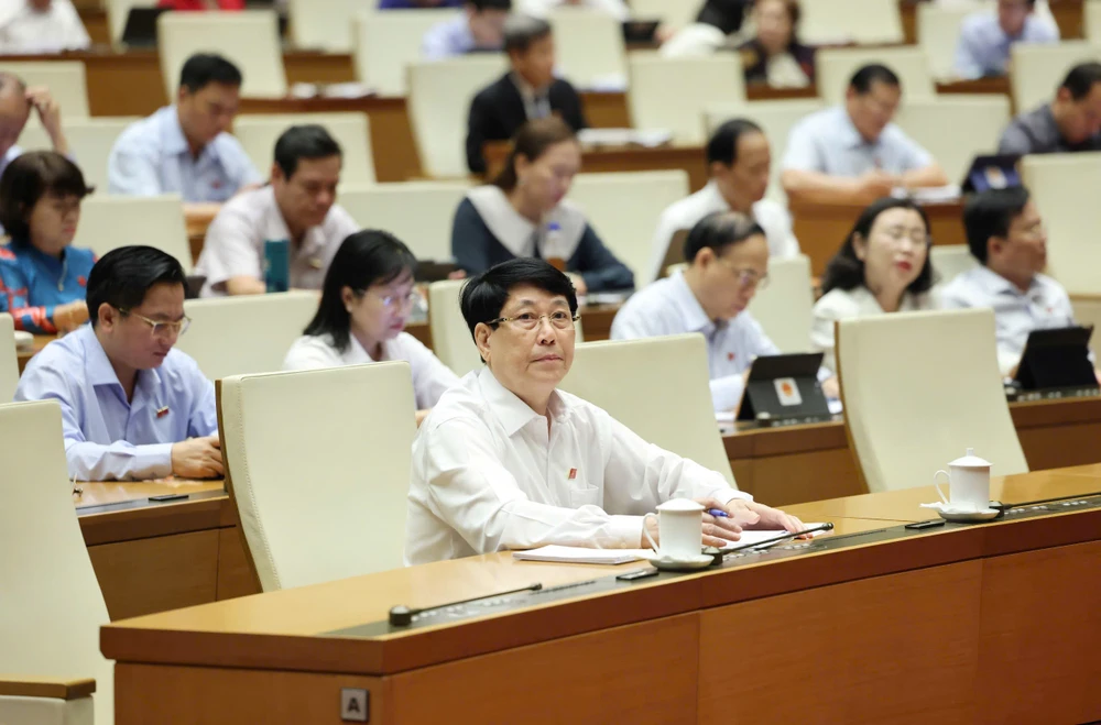 Chủ tịch nước Lương Cường và các đại biểu dự phiên họp sáng 12-5. Ảnh: QUANG PHÚC HT12a.jpg