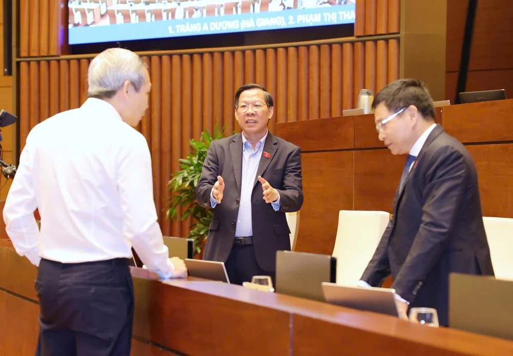Chủ nhiệm Ủy ban Kinh tế và Tài chính của Quốc hội Phan Văn Mãi trao đổi với các đại biểu tại phiên thảo luận ở hội trường về dự thảo Luật Thuế thu nhập doanh nghiệp (sửa đổi), sáng 12-5. Ảnh: QUANG PHÚC TRAO ĐỔI 12.jpeg