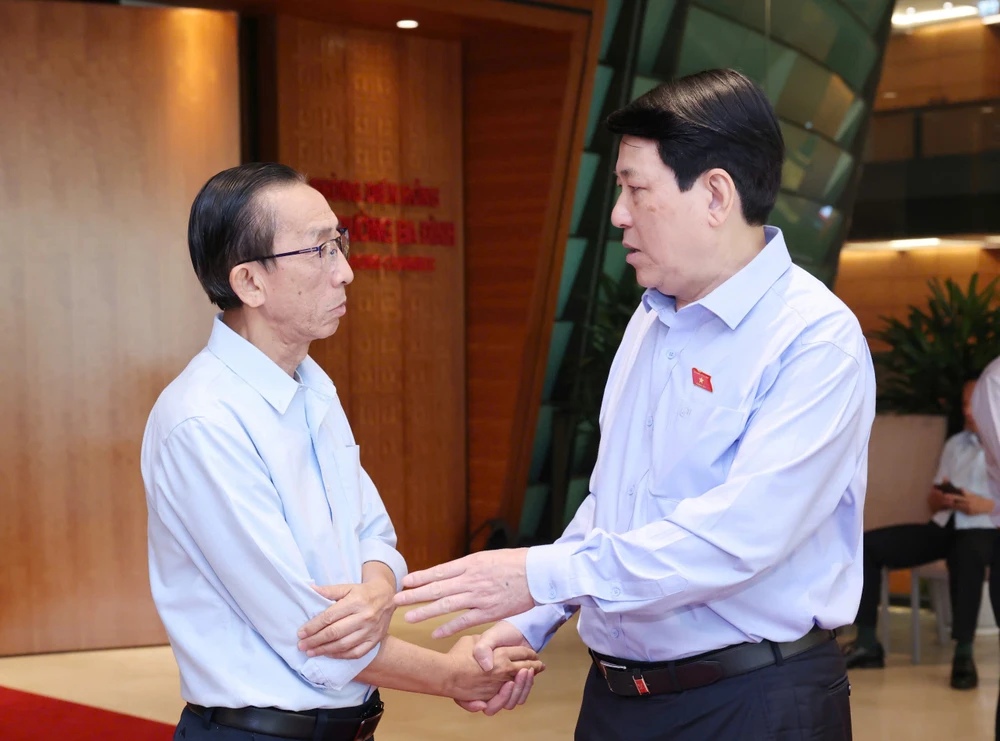 Chủ tịch nước Lương Cường trao đổi với ĐB Trần Hoàng Ngân (TPHCM) bên lề phiên họp. Ảnh: QUANG PHÚC CƯỜNG NGÂN.jpeg