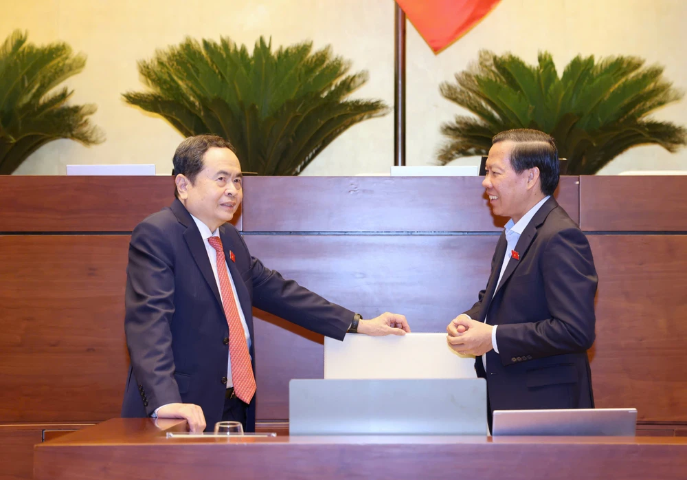 Chủ tịch Quốc hội Trần Thanh Mẫn trao đổi với Chủ nhiệm Ủy ban Kinh tế và Tài chính Phan Văn Mãi. Ảnh: QUANG PHÚC MẪN.jpg