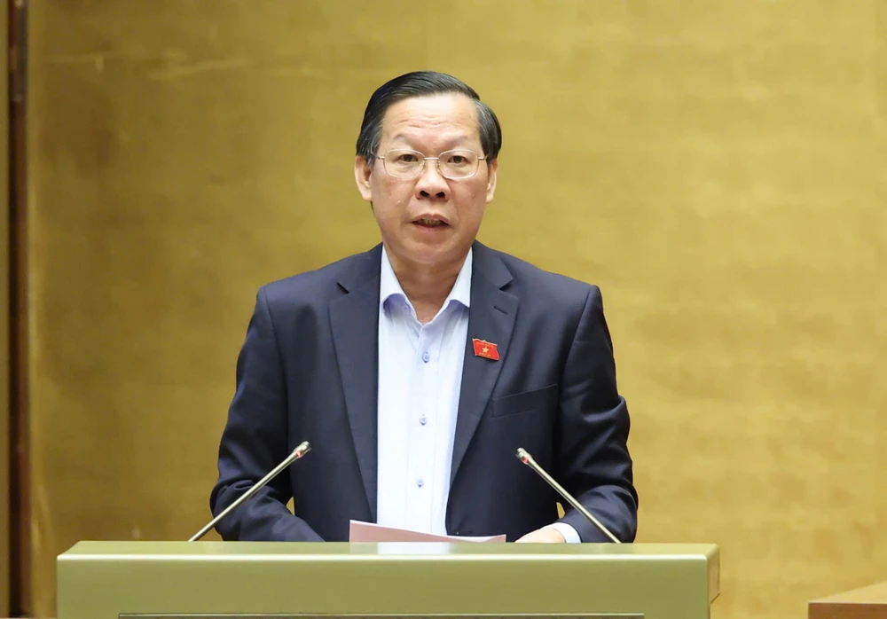 Chủ nhiệm Ủy ban Kinh tế và Tài chính Phan Văn Mãi báo cáo thẩm tra tại phiên họp. Ảnh: QUANG PHÚC PHAN VĂN MÃI 13.jpeg