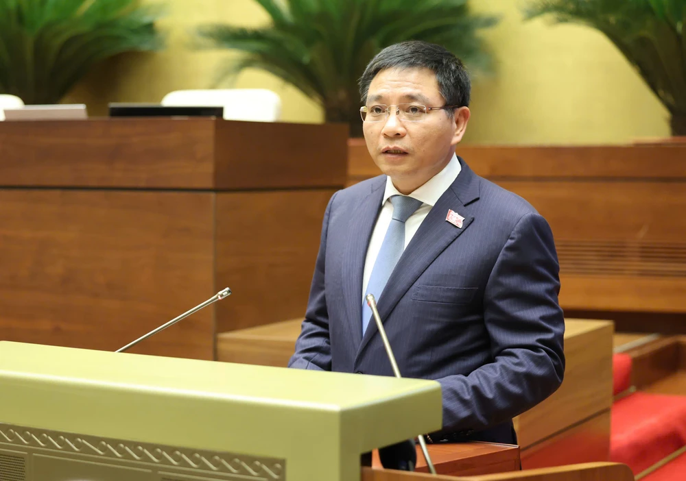 Bộ trưởng Bộ Tài chính Nguyễn Văn Thắng trình bày tờ trình của Chính phủ. Ảnh: QUANG PHÚC