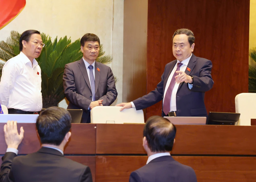 Chủ tịch Quốc hội Trần Thanh Mẫn trao đổi với các đại biểu tại phiên họp sáng 14-5. Ảnh: QUANG PHÚC MẪN TRAO ĐỔI.jpg