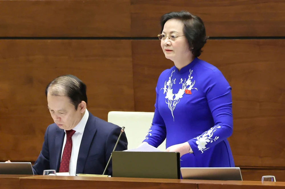 Bộ trưởng Bộ Nội vụ Phạm Thị Thanh Trà phát biểu giải trình một số vấn đề ĐB quan tâm. Ảnh: QUANG PHÚC TRÀ NGHIÊNG.jpeg