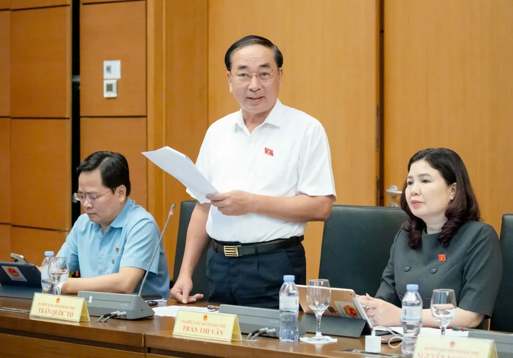 Thứ trưởng Bộ Công an Trần Quốc Tỏ, ĐB tỉnh Bắc Ninh phát biểu chiều 20-5. Ảnh: VIẾT CHUNG
