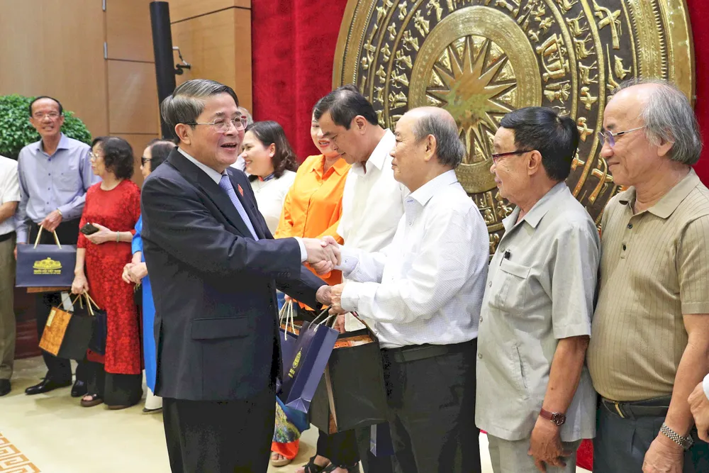 Phó Chủ tịch Quốc hội Nguyễn Đức Hải trao quà tặng các đại biểu HẢi 3.jpg