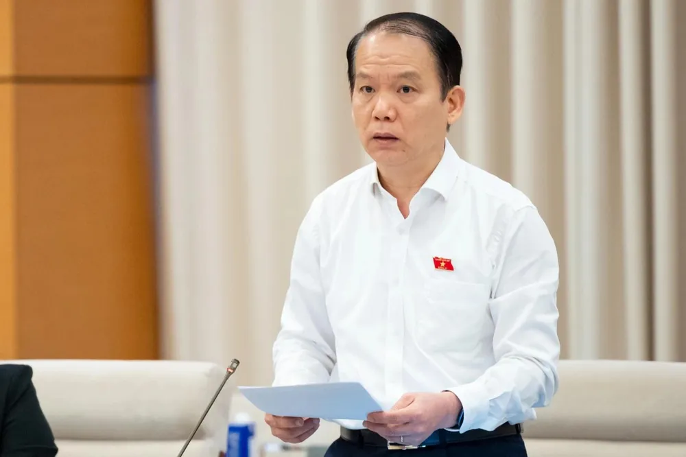 Vorsitzender des Ausschusses für Recht und Justiz Hoang Thanh Tung berichtet auf der Sitzung TÙNG.jpg