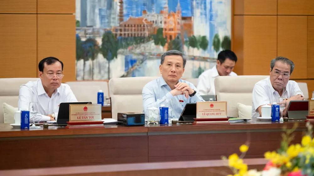 Thành viên UBTVQH dự họp. Ảnh: PHẠM THẮNG UBTVQH DỰ HỌP 3.jpg