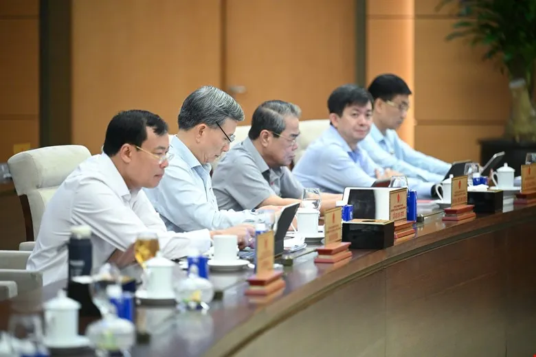 Thành viên Ủy ban Thường vụ Quốc hội dự họp DỰ 1.jpg