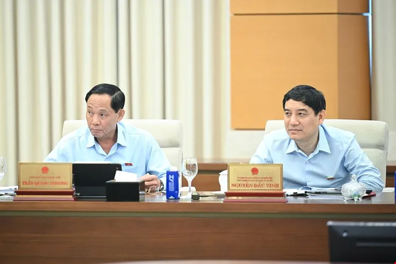 국회 부의장인 쩐 꽝 프엉(왼쪽)과 문화사회위원회 위원장인 응우옌 득 빈이 회의에 참석했습니다. Dự 4b.jpg