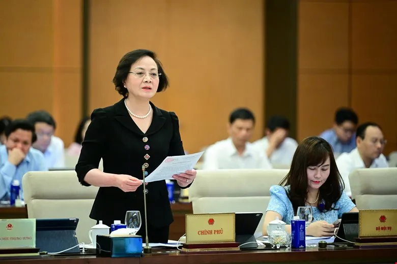 Bộ trưởng Bộ Nội vụ Phạm Thị Thanh Trà trình bày tờ trình của Chính phủ TRÀ 2.jpg