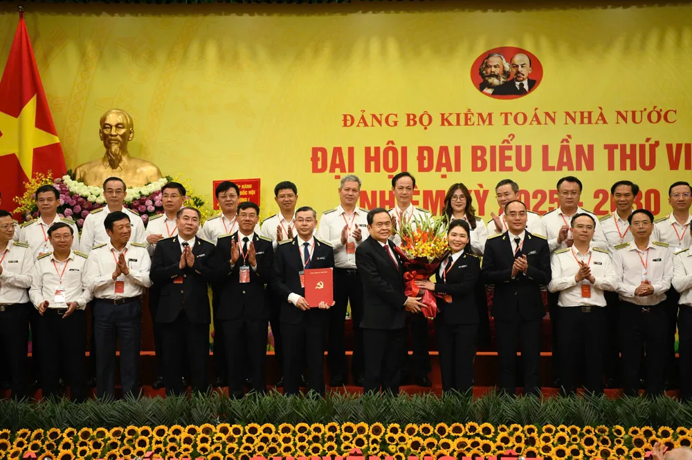 Chủ tịch Quốc hội Trần Thanh Mẫn trao quyết định, tặng hoa Ban Chấp hành Đảng bộ KTNN nhiệm kỳ 2025-2030 kk.jpeg