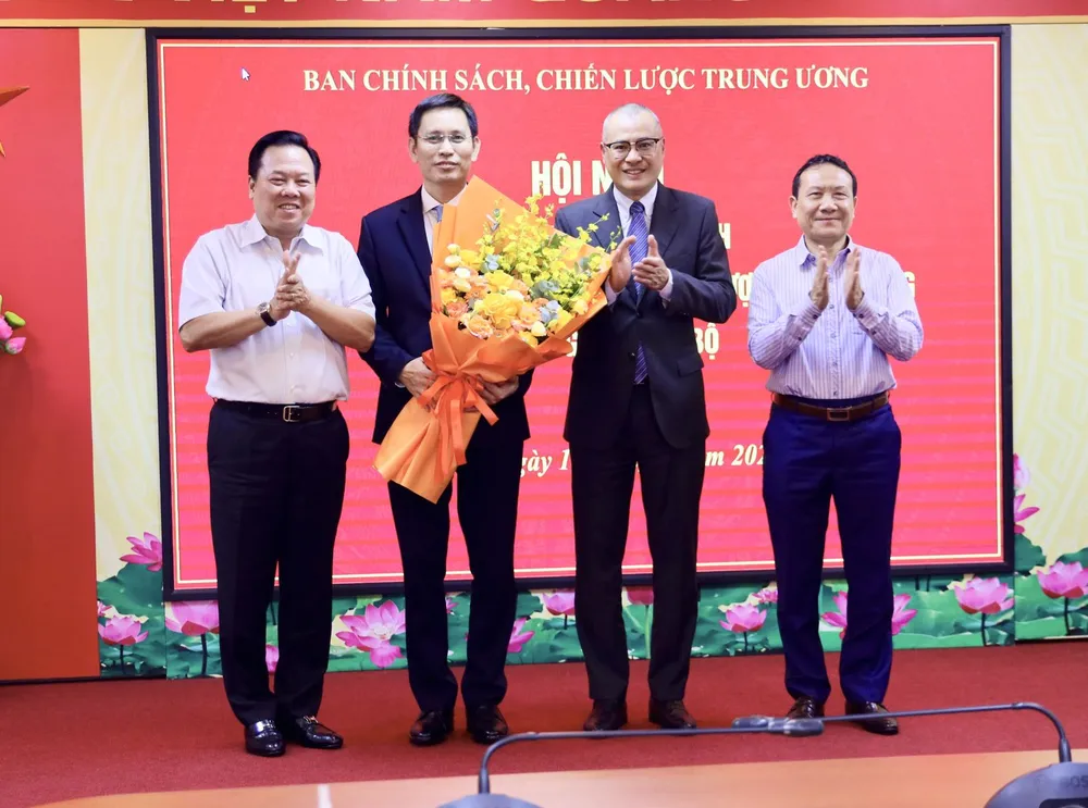 Lãnh đạo Ban chúc mừng Vụ trưởng Nguyễn Hồng Hiển HIỂN.jpeg
