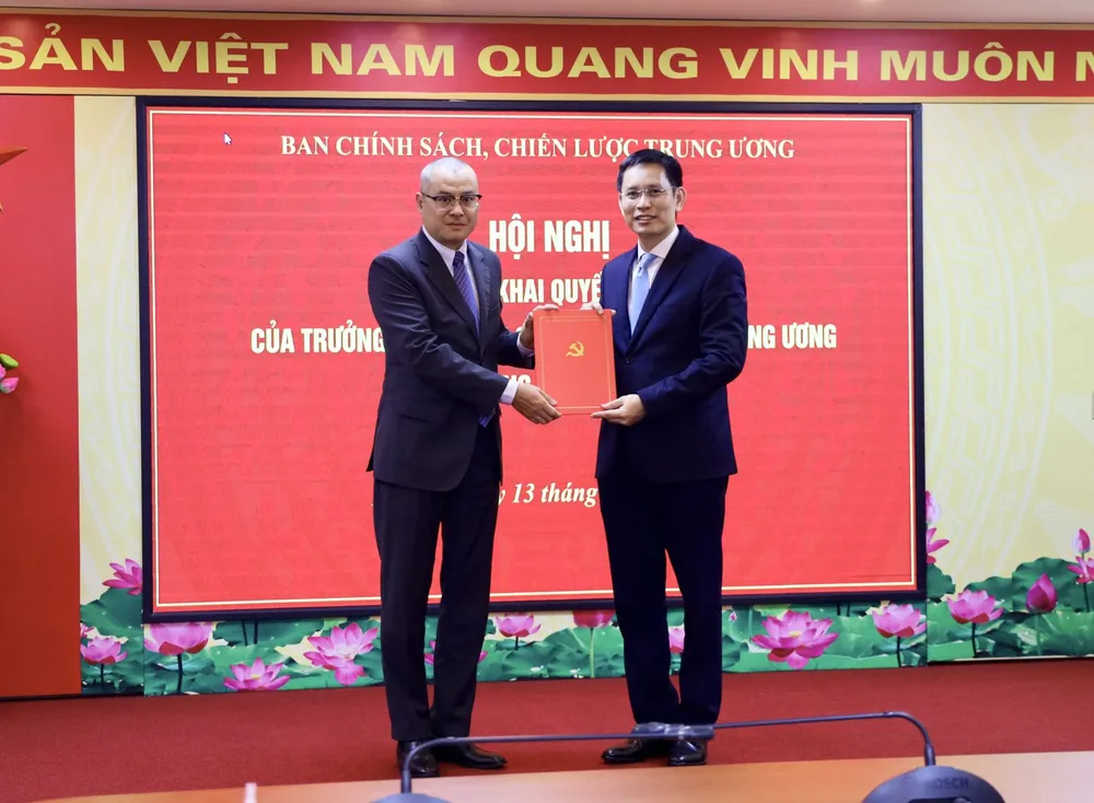 Đồng chí Phạm Đại Dương, Ủy viên Trung ương Đảng, Phó Trưởng Ban Chính sách, chiến lược Trung ương, trao quyết định cho đồng chí Nguyễn Hồng Hiển TRAO QĐ cho ông Hiển.jpeg