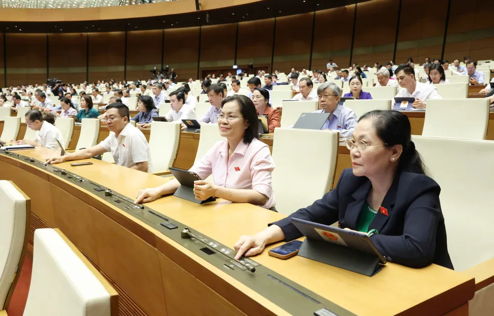 Đại biểu Quốc hội bấm nút biểu quyết thông qua các luật, sáng 14-6. Ảnh: QUANG PHÚC BIẾU QUYẾT TPHCM 14.jpeg