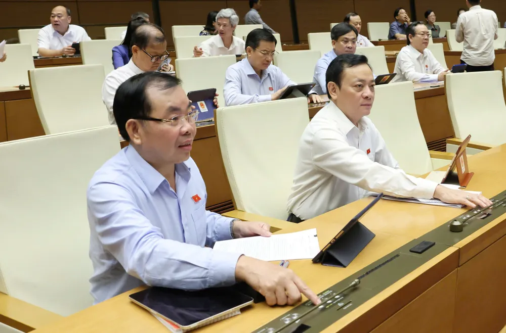 Đoàn ĐBQH Bình Dương biểu quyết. Ảnh: QUANG PHÚC Đoàn BD bấm nút 24.jpeg
