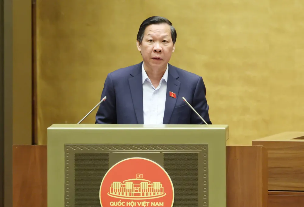 Chủ nhiệm Ủy ban Kinh tế và Tài chính Phan Văn Mãi báo cáo tại phiên họp. Ảnh: QUANG PHÚC MÃI .jpg