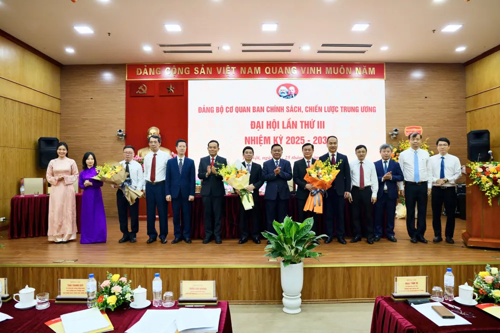 Đồng chí Trần Cẩm Tú tặng hoa chúc mừng Ban Chấp hành Đảng bộ Cơ quan Ban Chính sách, chiến lược Trung ương nhiệm kỳ 2025 - 2030 HOA.jpeg