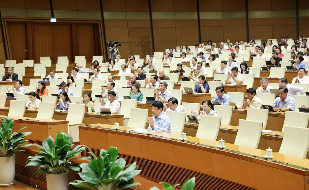 Quang cảnh hội trường Diên Hồng sáng 25-6. Ảnh: QUANG PHÚC HỌP 25.jpeg