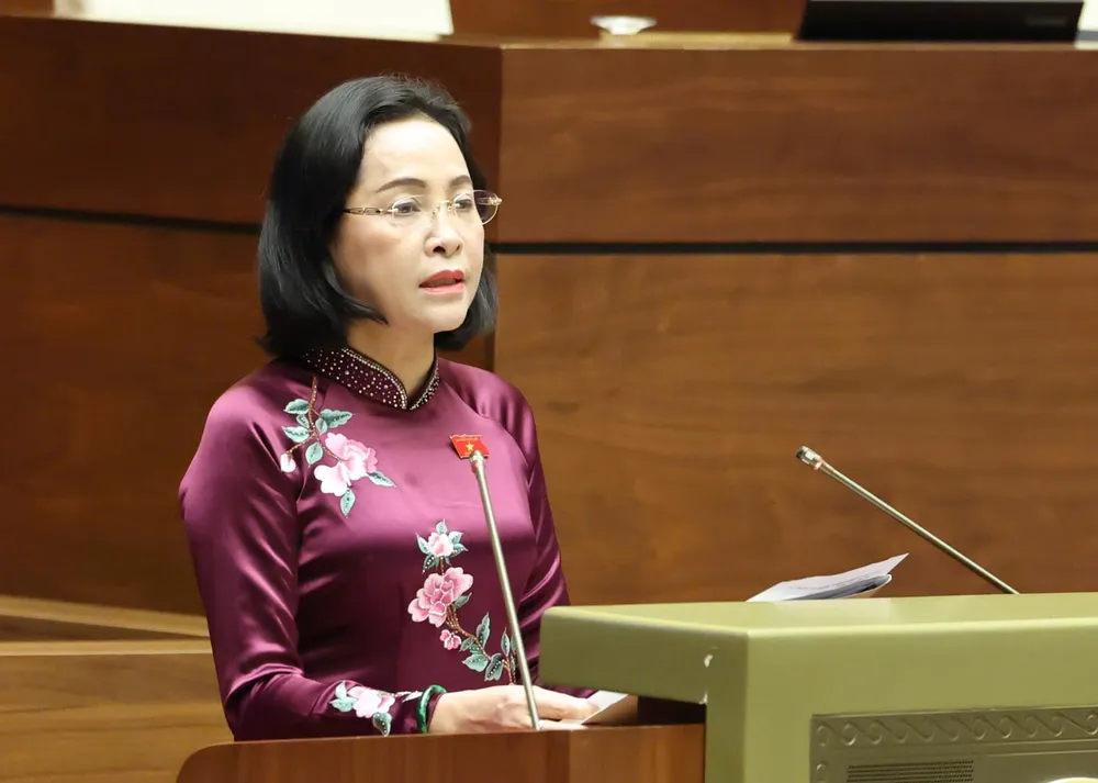 Phó Chủ tịch Quốc hội Nguyễn Thị Thanh trình bày tờ trình tại phiên họp. Ảnh: QUANG PHÚC THANH nghiêng.jpeg