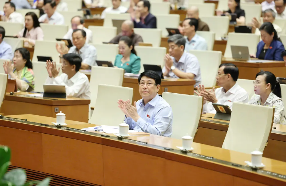 Chủ tịch nước Lương Cường và các đại biểu bày tỏ tán thành thông qua dự luật. Ảnh: QUANG PHÚC Vỗ tay 2.jpg