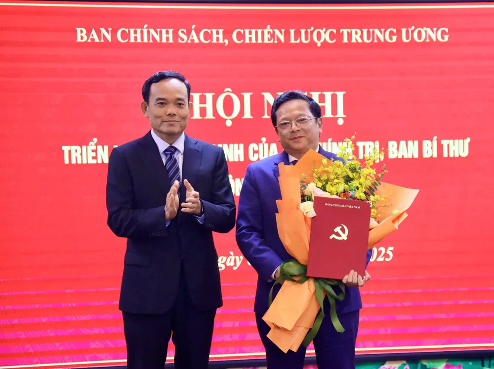 Bí thư Trung ương Đảng, Trưởng Ban Chính sách, Chiến lược Trung ương Trần Lưu Quang trao Quyết định cho Phó Trưởng Ban Nguyễn Đức Hiển HIỂN.jpg